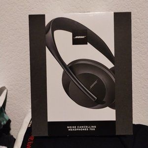 NEW in BOX BOSE NOISE CANCELLING HEADPHONES 700 BLACK 794297-0100